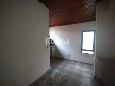 Casa com 2 Quartos para alugar, 50m² no Jardim Patrícia, Uberlândia