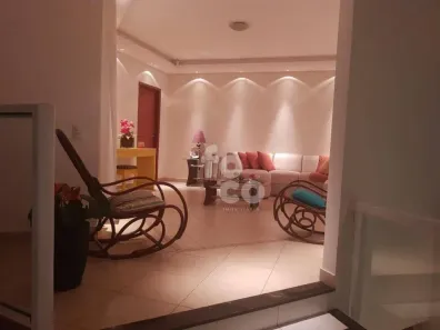 Sobrado com 3 Quartos à venda, 272m² no Jardim Inconfidência, Uberlândia