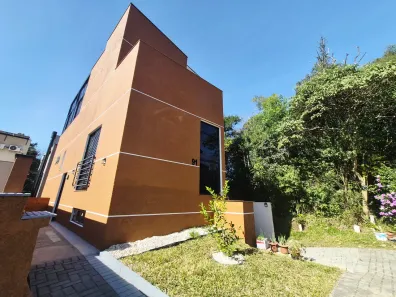 Sobrado com 3 Quartos para alugar, 190m² no Santa Cândida, Curitiba