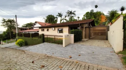 Casa com 3 Quartos para alugar, 157m² no América, Joinville