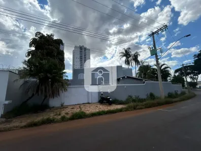 Sobrado com 4 Quartos para alugar, 298m² no Cidade Jardim, Uberlândia