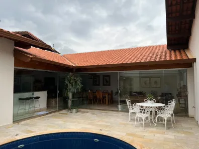 Sobrado com 4 Quartos à venda, 500m² no Mercês, Uberaba
