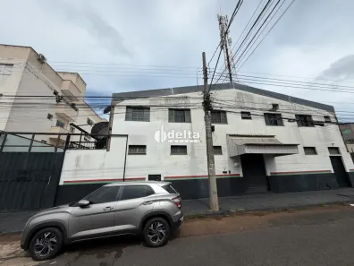 Ponto Comercial com 2 Quartos para alugar, 717m² no Santa Mônica, Uberlândia