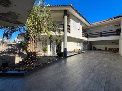 Casa com 4 Quartos para alugar, 300m² no Dehon, Tubarão