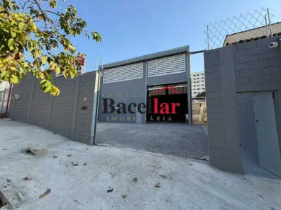 Galpão/Depósito/Armazém à venda, 685m² no Del Castilho, Rio de Janeiro