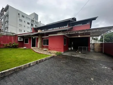 Casa com 3 Quartos à venda, 193m² no Bom Retiro, Joinville