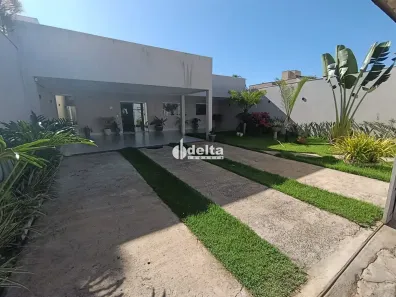 Casa com 3 Quartos para alugar, 200m² no Santa Mônica, Uberlândia