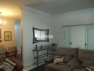 Casa com 3 Quartos à venda, 183m² no Jardim Patrícia, Uberlândia