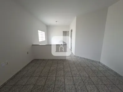 Casa com 3 Quartos para alugar, 130m² no Dona Zulmira, Uberlândia