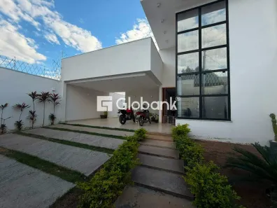 Casa com 3 Quartos para alugar, 150m² no Centro, Montes Claros