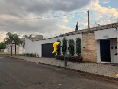 Casa com 4 Quartos para alugar, 200m² no Alto Umuarama, Uberlândia