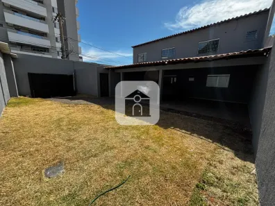 Casa com 3 Quartos para alugar, 200m² no Santa Mônica, Uberlândia