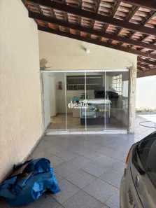 Casa com 3 Quartos para alugar, 152m² no Carajás, Uberlândia