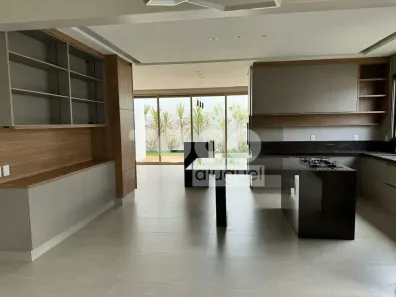 Casa de Condomínio com 3 Quartos para alugar, 231m² no Granja Marileusa, Uberlândia