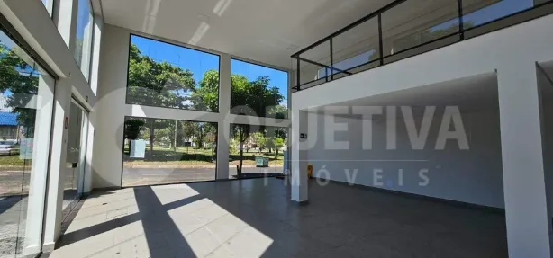 Ponto Comercial para alugar, 330m² no Santa Mônica, Uberlândia