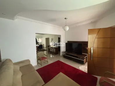 Casa com 3 Quartos para alugar, 366m² no Jardim Karaíba, Uberlândia
