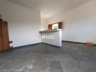 Apartamento com 2 Quartos para alugar, 70m² no Dona Zulmira, Uberlândia