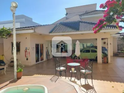 Sobrado com 3 Quartos para alugar, 390m² no Jardim Inconfidência, Uberlândia