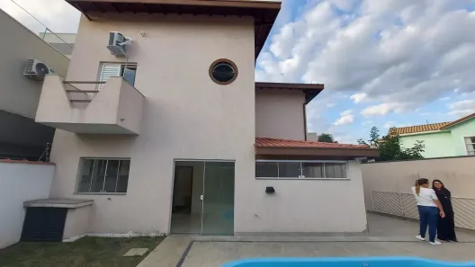 Sobrado com 3 Quartos para alugar, 300m² no Piracangaguá, Taubaté