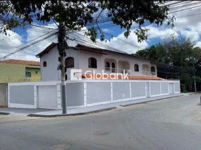 Casa com 5 Quartos para alugar, 340m² no Melo, Montes Claros
