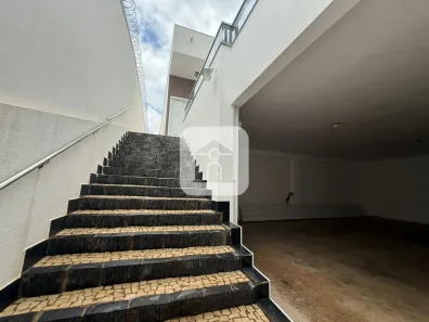 Casa com 3 Quartos para alugar, 296m² no Jardim Inconfidência, Uberlândia