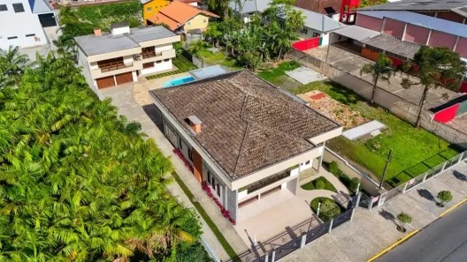 Sobrado com 5 Quartos à venda, 250m² no Pirabeiraba (Pirabeiraba), Joinville