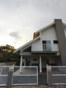 Casa com 3 Quartos para alugar, 109m² no Centro, Balneário Piçarras