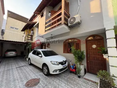 Casa de Condomínio com 2 Quartos à venda, 73m² no Irajá, Rio de Janeiro