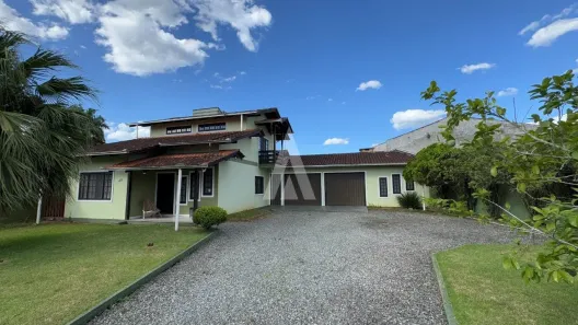 Sobrado com 3 Quartos à venda, 212m² no Espinheiros, Joinville