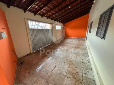 Casa com 3 Quartos para alugar, 120m² no São Jorge, Uberlândia