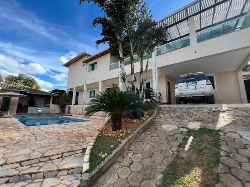 Casa com 6 quartos — Santa Mônica, Belo Horizonte