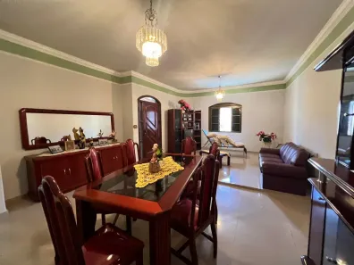 Casa com 3 Quartos para alugar, 239m² no Umuarama, Uberlândia
