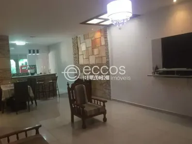 Casa com 3 Quartos à venda, 223m² no São Jorge, Uberlândia