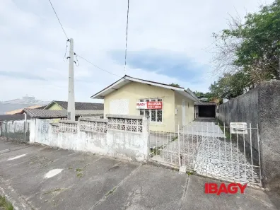 Casa com 2 Quartos para alugar, 94m² no Caminho Novo, Palhoça