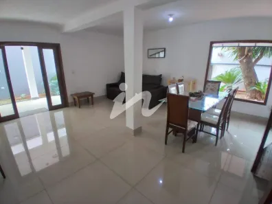 Sobrado com 4 Quartos à venda, 260m² no Cidade Jardim, Uberlândia