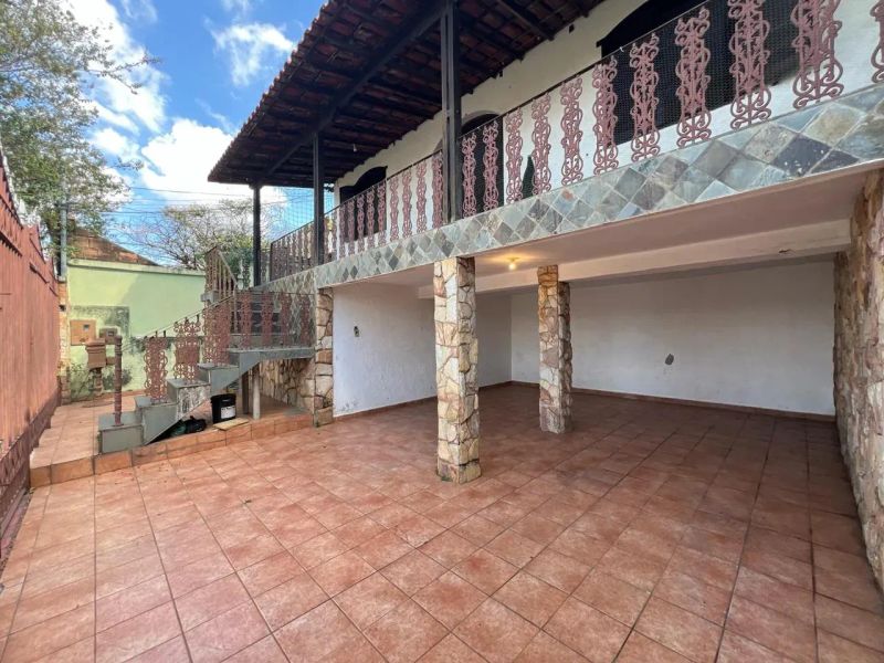 Casa com 4 quartos — Glória, Belo Horizonte