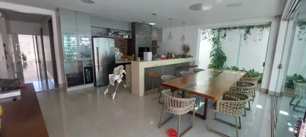 Sobrado com 4 Quartos à venda, 385m² no Jardim Karaíba, Uberlândia