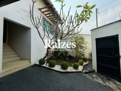 Casa com 3 Quartos para alugar, 286m² no Cidade Jardim, Uberlândia