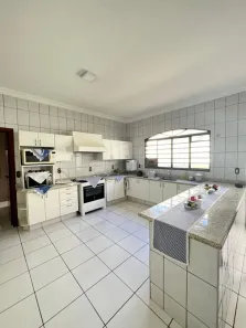 Casa com 3 Quartos para alugar, 239m² no Umuarama, Uberlândia