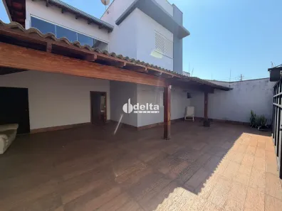 Casa com 5 Quartos para alugar, 320m² no Jardim Europa, Uberlândia