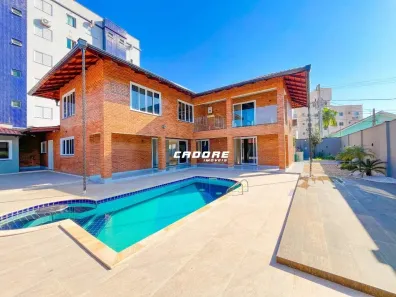 Casa com 4 Quartos para alugar, 370m² no Garcia, Blumenau