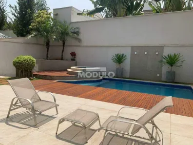 Casa de Condomínio com 3 Quartos para alugar, 565m² no Morada da Colina, Uberlândia