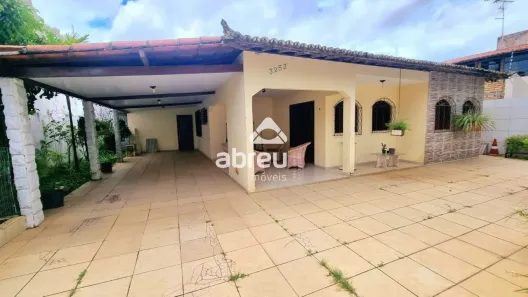 Casa com 3 Quartos à venda, 224m² no Candelária, Natal