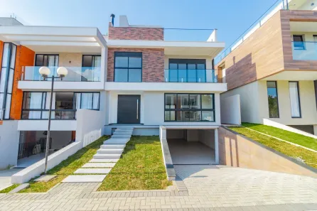 Casa com 4 Quartos para alugar, 418m² no Campo Comprido, Curitiba