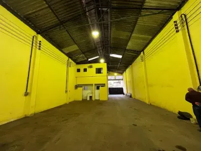 Galpão/Depósito/Armazém para alugar, 560m² no Vila Silviânia, Carapicuíba