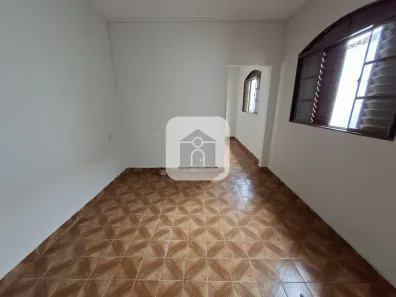 Casa com 3 Quartos para alugar, 80m² no Presidente Roosevelt, Uberlândia