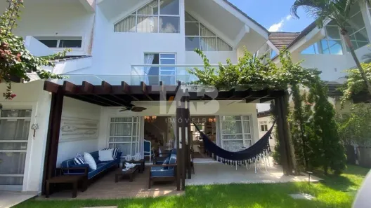 Casa de Condomínio com 3 Quartos para alugar, 250m² no Praia do Estaleiro, Balneário Camboriú