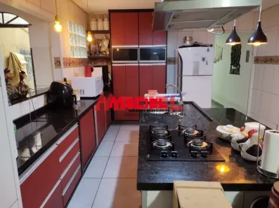 Casa com 3 Quartos à venda, 240m² no Jardim Ismênia, São José dos Campos