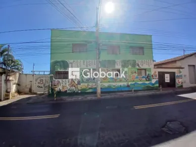 Sobrado com 5 Quartos à venda, 225m² no Centro, Montes Claros