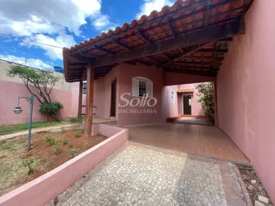 Casa com 3 Quartos para alugar, 203m² no Fundinho, Uberlândia